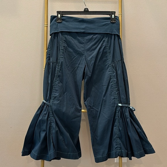 Matilda Jane adorable wide capri length with gathered seams and side ties. - Picture 4 of 4